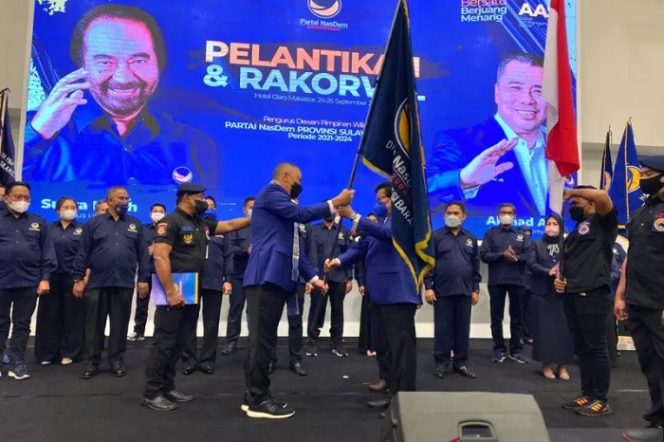 					Wakil Ketua Umum Partai NasDem Ahmad Ali saat melantik mantan Gubernur Sulawesi Barat, Anwar Adnan Saleh sebagai Ketua DPW Partai NasDem Sulbar, di Kota Makassar, Jumat (24/9/2021). (ANTARA/HO-DPP NasDem)