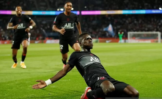 					Gelandang Paris Saint-Germain Idrissa Gueye melakukan selebrasi seusai mencetak gol ke gawang Montpellier dalam laga lanjutan Liga Prancis di Stadion Parc des Princes, Paris, Prancis, Sabtu (25/9/2021) waktu setempat. (ANTARA/REUTERS/Gonzalo Fuentes)