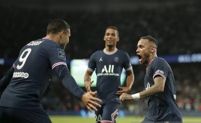 					Penyerang Paris Saint-Germain Mauro Icardi (kiri) melakukan selebrasi bersama rekan-rekannya seusai mencetak gol penentu kemenangan atas Olympique Lyon dalam laga lanjutan Liga Prancis di Stadion Parc des Princes, Paris, Prancis, Minggu (19/9/2021) waktu setempat. (ANTARA/REUTERS/Benoit Tessier)