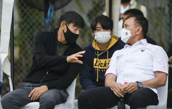					Ketua Umum PSSI Mochamad Iriawan (kanan) berbincang dengan pelatih timnas Indonesia Shin Tae-yong (kiri) saat menghadiri pengenalan dan pembukaan pemusatan latihan timnas putri Indonesia di Lapangan D, Kompleks Gelora Bung Karno, Senayan, Jakarta, Senin (8/3/2021). ANTARA FOTO/Hafidz Mubarak A/wsj.