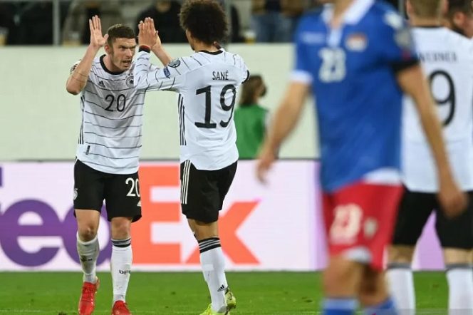 					Pemain Jerman Leroy Sane (kanan) melakukan selebrasi dengan rekan setimnya bek Robin Gosens setelah mencetak gol ke gawang Liechtenstein di Kybunpark, St. Gallen, Swiss pada 2 September 2021. ANTARA/AFP/CHRISTOF STACHE.