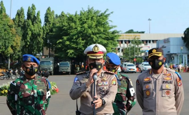 					Direktur Lalu Lintas Polda Metro Jaya Kombes Pol Sambodo Purnomo Yogo (tengah) berikan keterangan kepada wartawan terkait Operasi Patuh Jaya 2021 di Jakarta, Senin (20/9/2021). ANTARA/Fianda Sjofjan Rassat