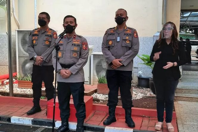 					Kepala Biro Penerangan Masyarakat (Karopenmas) Divisi Humas Polri Brigjen Pol Rusdi Hartono memberikan keterangan pers kepada awak media di belakang Gedung Rupatama Mabes Polri, Jakarta Selatan, Kamis (16/9/2021). ANTARA/Laily Rahmawaty
