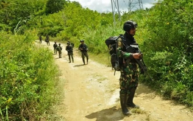 					Dokumentasi sejumlah prajurit TNI AD memburu kelompok Mujahidin Indonesia Timur (MIT), di Desa Lembangtongoa, Kabupaten Sigi, Sulawesi Tengah, Selasa (1/12/2020). Penyisiran itu dilakukan pasca-terbunuhnya empat warga di desa itu pada Jumat (27/11/2020) oleh kelompok MIT Poso pimpinan Ali Kalora. (ANTARA FOTO/Eddy Djunaedi)