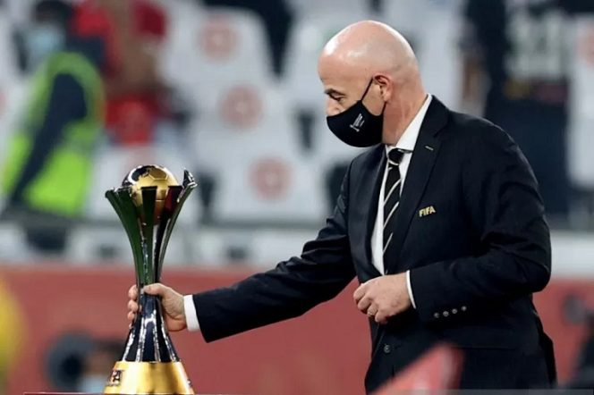 					Presiden FIFA Gianni Infantino memegang trofi Piala Dunia Antarklub. ANTARA/REUTERS/IBRAHEEM AL OMARI