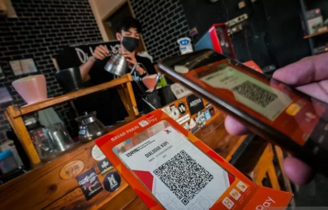 					Dokumentasi. Pelanggan membayar pesanannya melalui kode Quick Response Indonesia Standard (QRIS) di salah satu kedai kopi, Rangkasbitung, Lebak, Banten, Sabtu (14/8/2021). ANTARA FOTO/Muhammad Bagus Khoirunas/rwa. (ANTARA FOTO/MUHAMMAD BAGUS KHOIRUNAS)