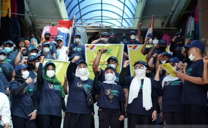 					Relawan Kawan Sandi (RKS) Pulau Lombok mendeklarasikan Sandiaga Uno maju sebagai capres di Pasar Masbagik, Lombok Timur, Nusa Tenggara Barat, Minggu (26/9/2021) (ANTARA/HO-Humas RKS)