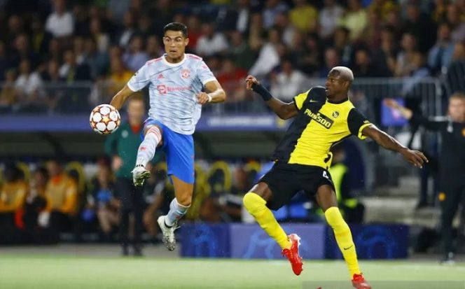 					Pemain Manchester United Cristiano Ronaldo berebut bola dengan pemain BSC Young Boys Mohamed Ali Camara pada pertandingan fase grup Liga Champions di Stadion Wankdorf, Bern, Swiss, Rabu (15/9/2021). Setan merah harus tunduk di kandang Young Boys 1-2. ANTARA FOTO/REUTERS/Arnd Wiegmann/rwa.