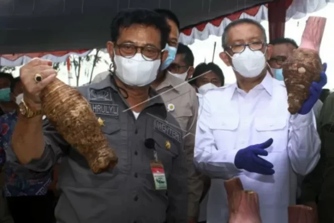 					Menteri Pertanian Syahrul Yasin Limpo (kiri) dan Gubernur Kalbar Sutarmidji (kanan) menunjukkan buah talas keladi saat meninjau hasil komoditi pertanian unggulan daerah setempat di Balai Pengkajian Teknologi Pertanian (BPTP) Kalbar di Pontianak, Kalimantan Barat, Minggu (12/9/2021). Selain meninjau hasil komoditi pertanian unggulan Kalbar, Menteri Pertanian juga membagikan bibit tanaman kepada sejumlah perwakilan kelompok tani setempat. (ANTARA FOTO/Jessica Helena Wuysang/AWW.)