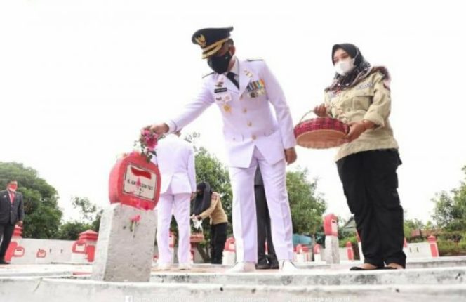 					Kenang Jasa Pahlawan Kemerdekaan yang Gugur, Bupati Bantaeng Tabur Bunga di TMP Sasayya