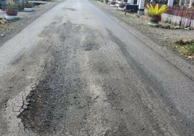 					Proyek Jalan di Kecamatan Ulaweng, Warga; Baru Dikerja, Rusak Lagi