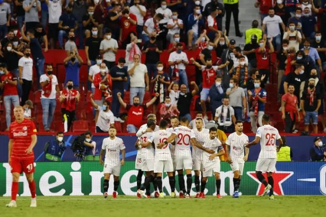 					Pemain Sevilla Ivan Rakitic merayakan gol bersama rekan-rekannya ketika dengan sepuluh pemain mereka seri 1-1 melawan FC Salzburg dalam pertandingan Grup G Liga Champions di Ramon Sanchez Pizjuan, Seville, Spanyol, 14 September 2021. ANTARA/REUTERS/MARCELO DEL POZO.