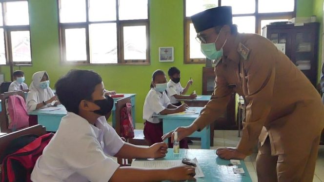 					Bupati Temanggung HM Al Khadziq melakukan peninjauan ke sejumlah sekolah yang menggelar Pembelajaran Tatap Muka (PTM), Senin (6/9/2021). Salah satu sekolah yang ditinjau adalah SMP Negeri 2 Temanggung, Jawa Tengah. 