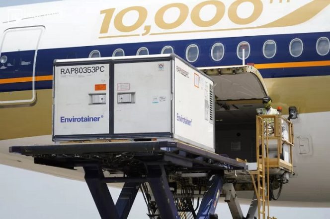 					Kedatangan vaksin COVID-19 tahap 73 di Indonesia berupa 684.900 dosis vaksin jadi AstraZeneca. (ANTARA/HO)