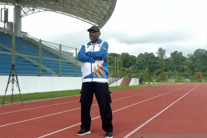 					Pemegang rekor nasional Dasalomba Yulius Uwe dengan latar belakang Stadion Atletik Terbuka Mimika Sport Complex, tempat berlangsungnya pertandingan sejumlah nomor atletik PON XX Papua, 2-15 Oktober 2021. (ANTARA/Evarianus Supar)