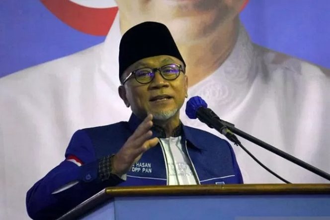 					Ketua Umum DPP PAN Zulkifli Hasan saat menyampaikan sambutan di sela silaturahim dan safari ramadhan di Kantor DPW PAN Jatim di Surabaya, Jumat (30/4/2021) malam. ANTARA/HO-Humas PAN Jatim/fa/am.