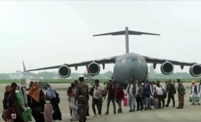 					Sejumlah warga yang dievakuasi dari Afghanistan turun dari pesawat di Ghaziabad, Uttar Pradesh, India, Sabtu (22/8/2021). Foto diambil dari rekaman video. ANTARA FOTO/ANI via REUTERS/FOC/djo