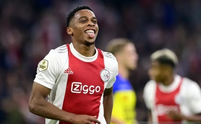 					Bek Ajax Jurrien Timber merayakan gol pembuka keunggulan timnya ke gawang Cambuur Leeuwarden di Stadion Johan Cruijff Arena, Amsterdam, Belanda, Sabtu (18/9/2021) waktu setempat. (ANTARA/AFP/ANP/Olaf Kraak)