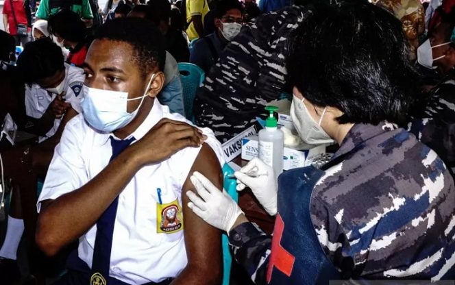 					Petugas menyuntik vaksin ke seorang pelajar di dermaga Kota Jayapura, Papua, Senin (13/9/2021). TNI Angkatan Laut bersama Institut Pemerintahan Dalam Negeri (IPDN) menggelar vaksinasi dengan target 10 ribu perhari. ANTARA FOTO/Indrayadi TH/pras.