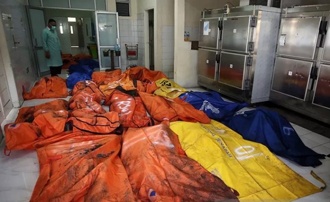 					Petugas berdiri di antara kantong jenazah korban kebakaran Lapas Klas 1 Tangerang di RSUD Kabupaten Tangerang, Tangerang, Banten, Rabu (8/9/2021). Sebanyak 41 warga binaan tewas akibat kebakaran yang membakar Blok C 2 Lapas Dewasa Tangerang Klas 1 A pada pukul 01.45 WIB Rabu dini hari. ANTARA FOTO/Muhammad Iqbal/aww/am.