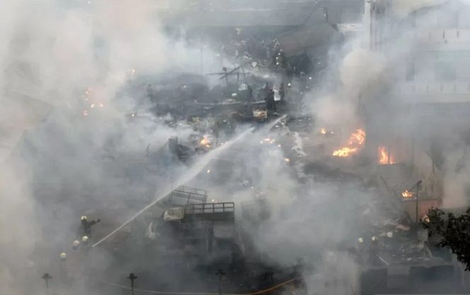 					Petugas pemadam kebakaran memadamkan api yang melalap Pasar Lontar atau Pasar Kambing di Jalan Sabeni, Tanah Abang, Jakarta, Kamis (8/4/2021). Sebanyak 17 unit mobil pemadam dikerahkan untuk memadamkan kebakaran di lokasi tersebut. ANTARA FOTO/Indrianto Eko Suwarso/wsj.