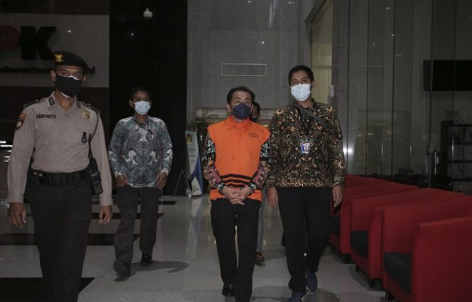 					Bupati Banjarnegara Budhi Sarwono mengenakan rompi tahanan usai menjalani pemeriksaan di gedung KPK, Jakarta, Jumat (3/9/2021). KPK menetapkan Bupati Banjarnegara Budhi Sarwono dan pihak swasta Kedy Afandi sebagai tersangka dalam kasus dugaan korupsi terkait pengadaan barang dan jasa di Pemerintah Kabupaten Banjarnegara tahun 2017-2018. ANTARA FOTO/Dhemas Reviyanto/hp.