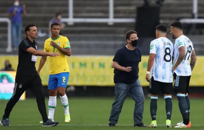 					Dua pemain Argentina Nicolas Otamendi, Marcos Acuna sedang berbicara dengan seorang anggota otoritas kesehatan Brazil dalam pertandingan kualifikasi Piala Dunia 2022 zona Amerika selatan di Neo Quimica Arena, Sao Paulo, Brazil, Minggu (5/9/2021) waktu setempat. ANTARA/REUTERS/AMANDA PEROBELLI.