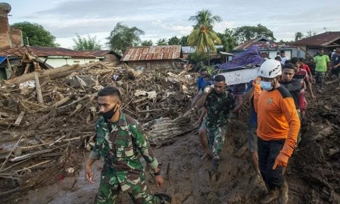 					Petugas SAR dan prajurit TNI mengevakuasi jenazah korban banjir bandang di Adonara Timur, Kabupaten Flores Timur, Nusa Tenggara Timur (NTT), Selasa (6/4/2021). (ANTARA FOTO/Aditya Pradana Putra/rwa).