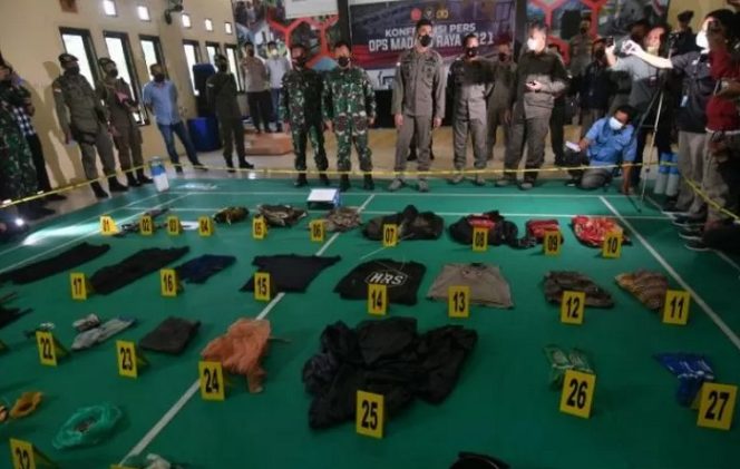 					Polisi memperlihatkan sejumlah barang bukti hasil kontak tembak antara Satgas Madago Raya dengan kelompok teroris MIT Poso, di Mapolres Parigi Moutong, Kabupaten Parigi Moutong, Sulawesi Tengah, Minggu (19/9/2021). Kontak tembak yang terjadi pada Sabtu (18/9/2021) tersebut diduga menewaskan pimpinan kelompok teroris MIT Poso Ali Kalora serta salah satu anggotanya. ANTARA FOTO/Mohamad Hamzah/foc.