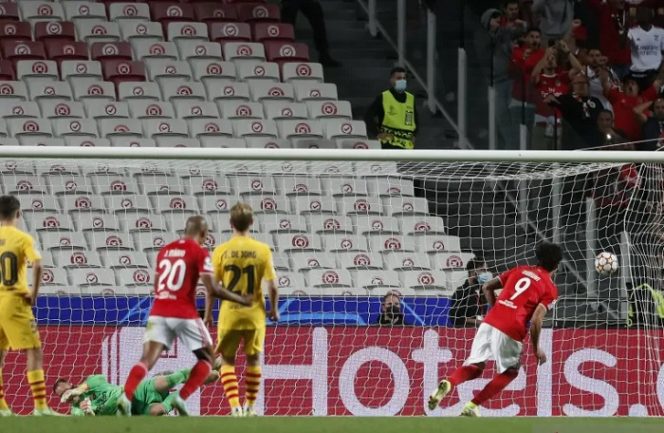 					Darwin Nunez (kanan) mencetak gol ketiga Benfica dalam pertandingan Grup E Liga Champions lawan barcelona pada 30 September 2021. ANTARA/REUTERS/PEDRO NUNES.