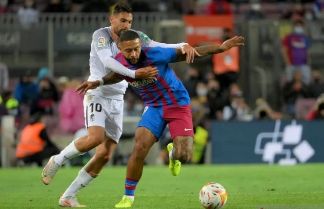 					Penyerang Granada Antonio Puertes (kiri) memperebutkan bola dengan penyerang Barcelona Memphis Depay dalam lanjutan Liga Spanyol pekan kelima pada 21 September 2021. ANTARA/AFP/LLUIS GENE.