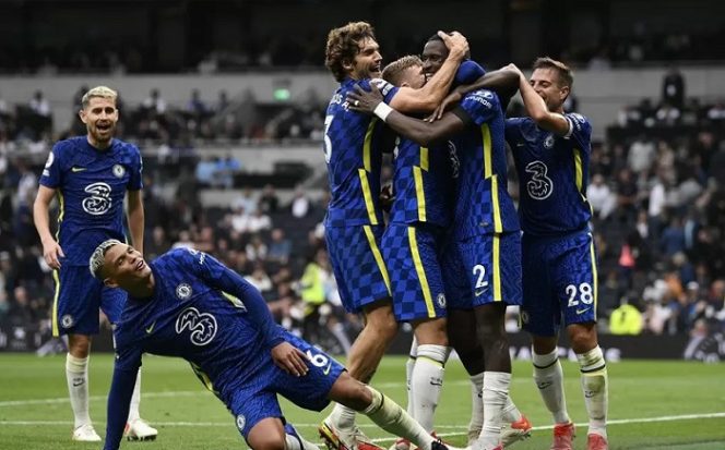 					Bek Chelsea Antonio Ruediger (kedua kanan) diselamati rekan-rekannya seusai mencetak gol ketiga timnya ke gawang Tottenham Hotspur dalam laga lanjutan Liga Inggris di Stadion Tottenham Hotspur, London, Inggris, Minggu (19/9/2021) waktu setempat. (ANTARA/REUTERS/Tony O'Brien)