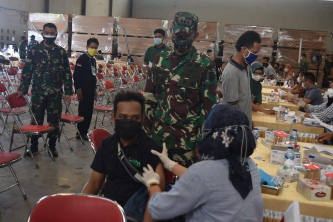 					Pelaksanaan vaksinasi Covid-19 di PT Saniharto Enggalhardjo, Kabupaten Demak, Jawa Tengah, Kamis (16/9/2021).