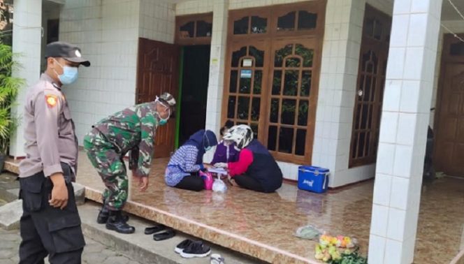 					Tim dari Puskesmas Mijen 2 melakukan vaksinasi secara door to door, didampingi pihak Babinsa dan Bhabinkamtibmas setempat.