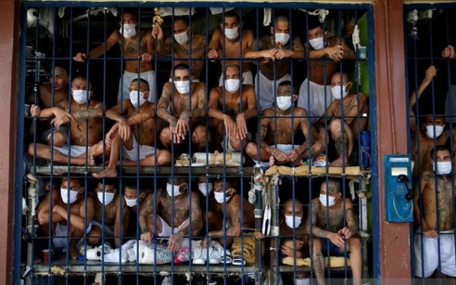 					Ilustrasi--Anggota geng terlihat di dalam sebuah sel di penjara Quezaltepeque saat tur media di Quezaltepeque, El Salvador, 4 September 2020. REUTERS/Jose Cabezas/File Photo/aww/cfo (ANTARA/REUTERS/JOSE CABEZAS)