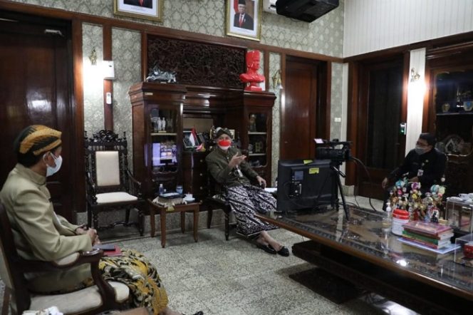 					Gubernur Jateng Ganjar Pranowo usai mengikuti rapat koordinasi virtual yang dipimpin Menko Marves terkait pembukaan perkantoran nonesensial, dari rumah dinasnya (Puri Gedeh), Kamis (9/9/2021).