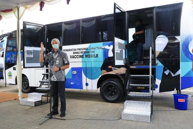 					Gubernur Jateng Ganjar Pranowo meluncurkan bus vaksin di Desa Karangrejo, Kecamatan Borobudur, Magelang, Rabu (8/9/2021).