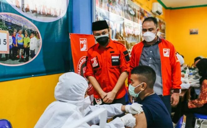 					Pelaksana tugas (Plt) Ketua Umum DPP PSI Giring Ganesha melihat proses vaksinasi. (ANTARA/HO-Humas DPP PSI)