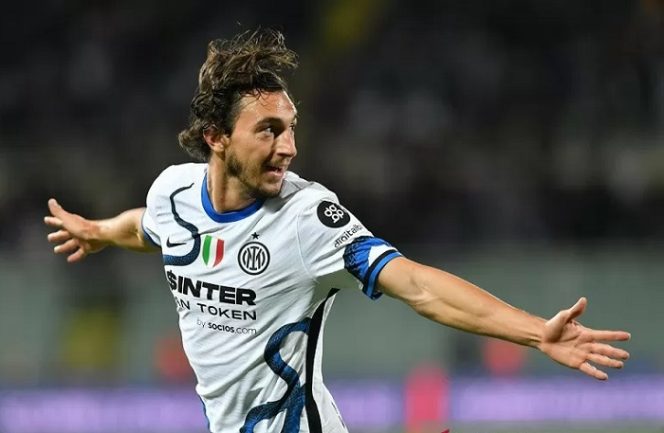 					Bek sayap Inter Milan Matteo Darmian (kiri) melakukan selebrasi seusai mencetak gol ke gawang Fiorentina dalam laga lanjutan Liga Italia di Stadion Artemio Franchi, Firenze, Italia, Selasa (21/9/2021) waktu setempat. (ANTARA/REUTERS/Jennifer Lorenzini)