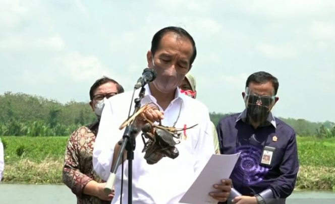 					Tangkapan Layar - Presiden Joko Widodo (Jokowi) menanam mangrove di Desa Tritih, Kabupaten Cilacap, Jawa Tengah, Kamis (23/9). (ANTARA/Youtube Sekretariat Presiden/Indra Arief)