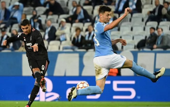 					Penyerang Juventus Alvaro Morata (kiri) melepaskan tembakan dalam pertandingan Grup H Liga Champions lawan Malmo FF pada 15 September 2021. ANTARA/AFP/JONATHAN NACKSTRAND.