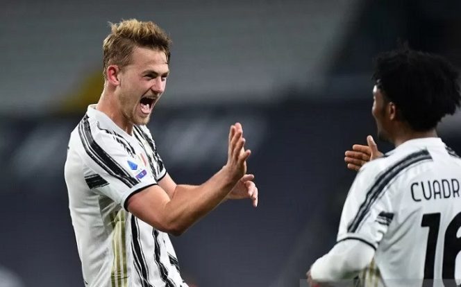 					Foto arsip - Bek Juventus Matthijs de Ligt (kiri) melakukan selebrasi bersama Juan Cuadrado seusai mencetak gol ke gawang Parma dalam lanjutan Liga Inggris di Stadion Allianz, Turin, Italia, Rabu (21/4/2021) waktu setempat. (ANTARA/REUTERS/Massimo Pinca)