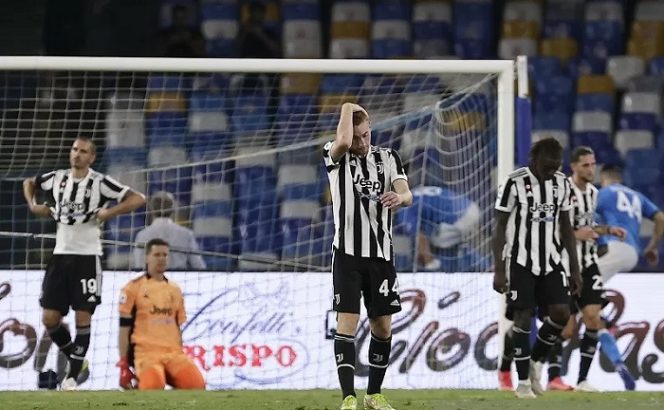 					Ekspresi kecewa para pemain Juventus setelah gawang mereka kebobolan oleh gol bek Napoli Kalidou Koulibaly dalam lanjutan Liga Italia di Stadion Diego Armando Maradona, Napoli, Italia, Sabtu (11/9/2021) waktu setempat. ANTARA/REUTERS/Ciro de Luca.