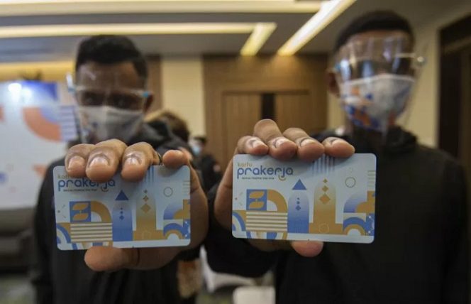					Penerima manfaat menunjukkan Kartu Prakerja milik mereka. (ANTARA FOTO/Aditya Pradana Putra/hp)