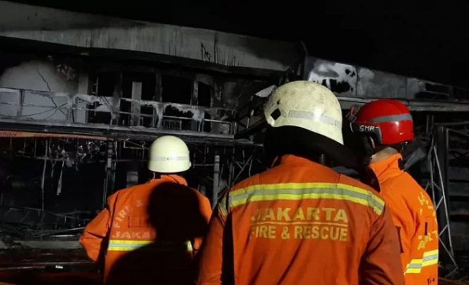 					Petugas pemadam kebakaran berupaya memadamkan kobaran api di toko Swalayan Cahaya, Jalan Raya Cilandak KKO, Ragunan, Pasar Minggu, Jakarta Selatan, Selasa (21/9/2021). ANTARA/Sihol Hasugian