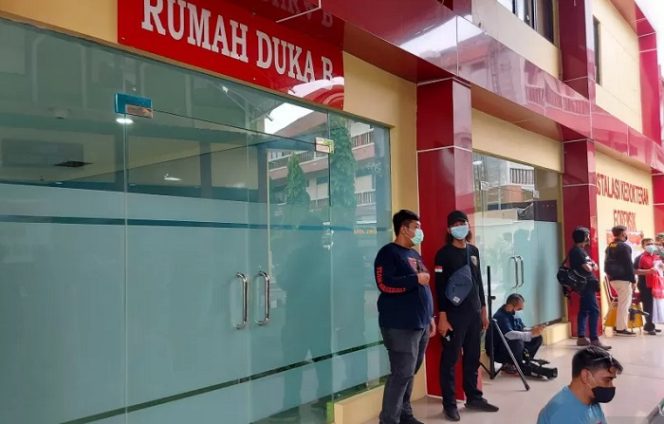 					Sejumlah personel kepolisian berjaga di instalasi forensik RS Polri Kramat Jati, Jakarta Timur, Rabu (8/9/2021). ANTARA/Yogi Rachman