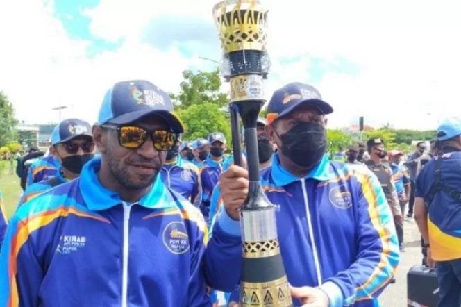 					Mantan atlet Papua Ronny Wabia dan Ortizan Solossa membawa api PON XX yang diambil dari Klamono, Sorong Papua Barat yang nantinya diarak mengelilingi lima wilayah adat hingga finish di Stadion Utama Lukas Enembe, Kampung Harapan, Kabupaten Jayapura. (ANTARA/HO/Humas PB PON)