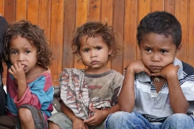 					Tiga anak dan belasan warga Distrik Kiwirok dievakuasi ke Distrik Oksibil, Kabupaten Pegunungan Bintang, Provinsi Papua, Sabtu (25/9/2021), guna menghindarkan mereka dari serangan anggota kelompok kriminal bersenjata. (ANTARA/HO Humas Polda Papua)