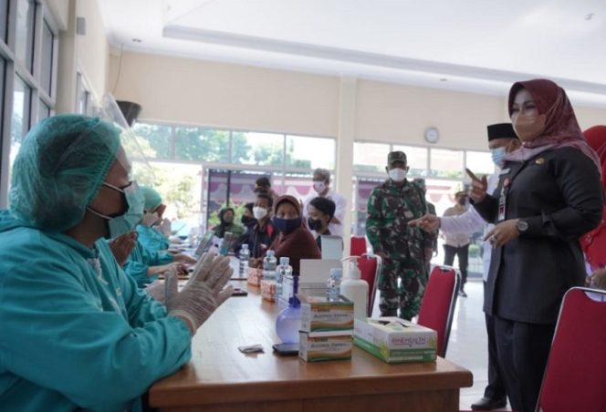 					Bupati Klaten Sri Mulyani saat meninjau Pencanangan Kecamatan Tuntas Vaksinasi di Kantor Camat Kebonarum, Rabu (29/9/2021).