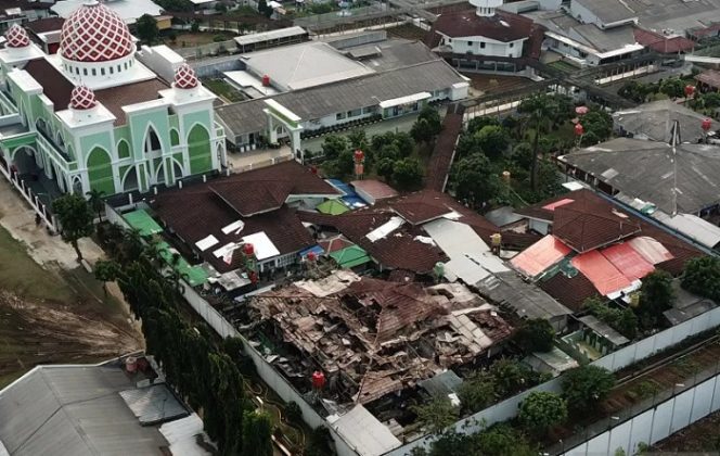 					Foto udara suasana Lapas Kelas I Tangerang setelah kebakaran di Kota Tangerang, Banten, Rabu (8/9/2021). Sebanyak 41 warga binaan tewas akibat kebakaran di Blok C 2 Lapas Dewasa Kelas I A Tangerang pada pukul 01.45 WIB Rabu dini hari. ANTARA FOTO/Bagus Baik/foc.